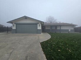 2329 Michael Cir in Hanford, CA - Building Photo