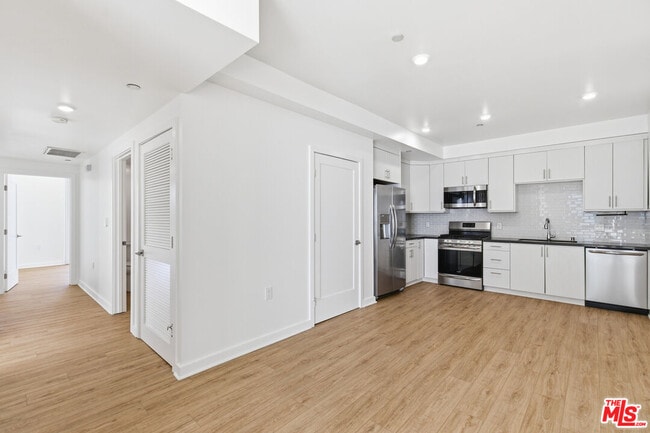 11408 W Sarah St in Burbank, CA - Building Photo - Building Photo