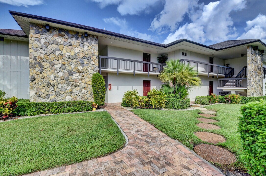 620 Greensward Ln in Delray Beach, FL - Building Photo