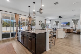 682 Heritage Sq Dr in Haines City, FL - Foto de edificio - Building Photo