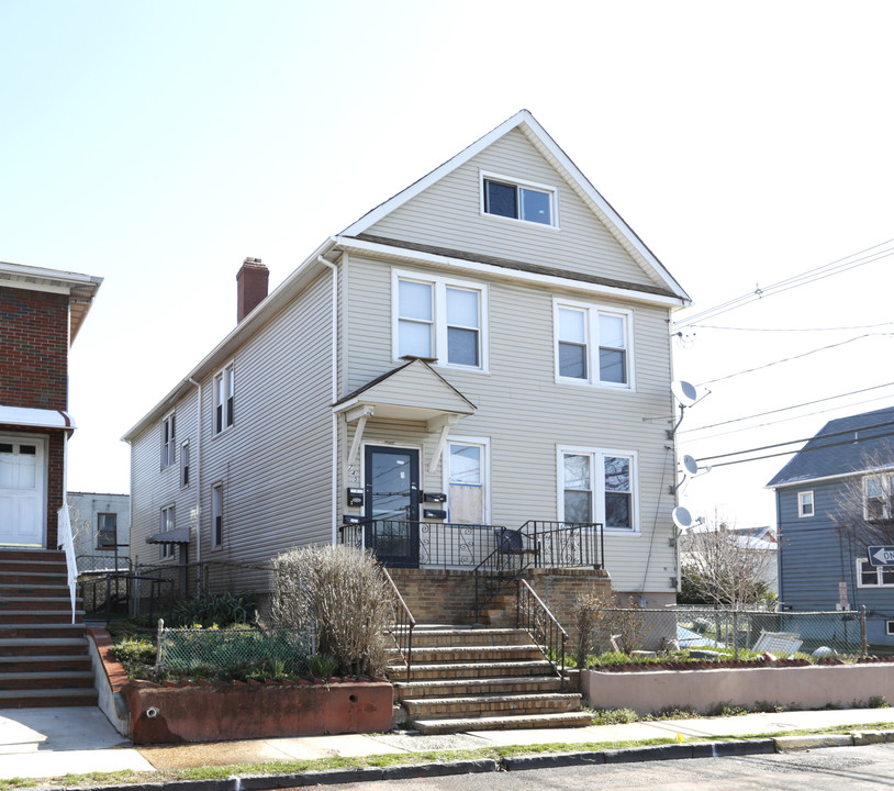 745 Mcgillvary Pl in Linden, NJ - Building Photo