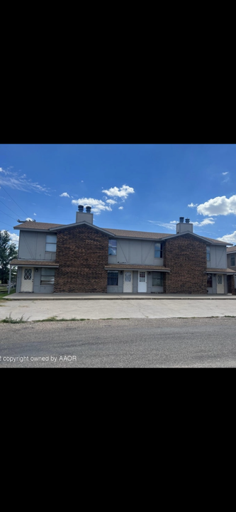 6 N Main St in Booker, TX - Building Photo