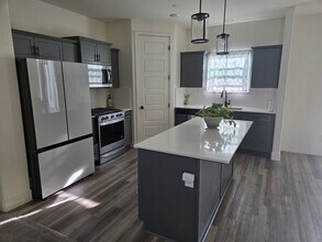 2824 S Cain St in Visalia, CA - Building Photo - Building Photo