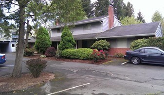 Raleigh Hills Townhomes in Portland, OR - Building Photo