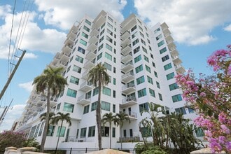 Vantage St. Pete in St. Petersburg, FL - Foto de edificio - Building Photo