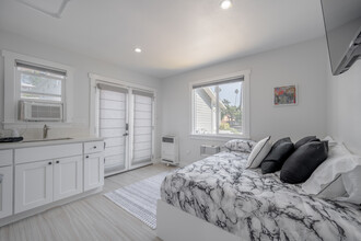 2503 Hillcrest Dr in Los Angeles, CA - Foto de edificio - Building Photo