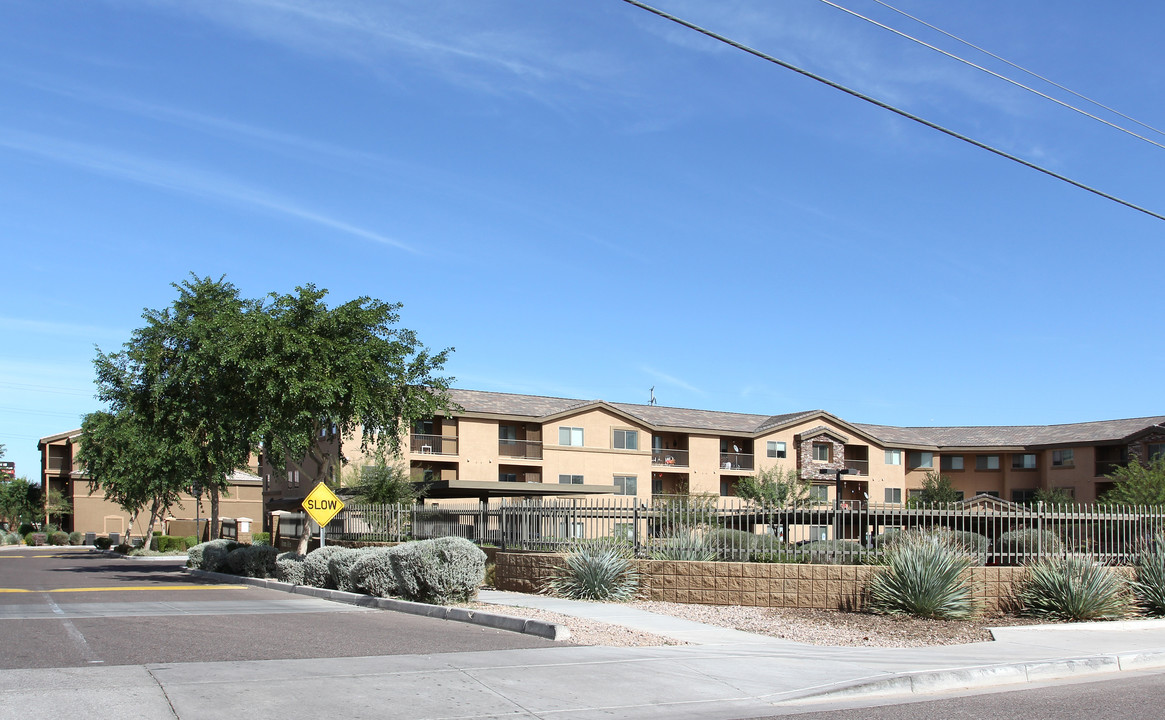 Itom A’s Senior Apartments in Guadalupe, AZ - Foto de edificio