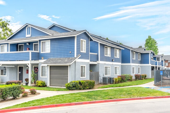 Club Royale in Rialto, CA - Foto de edificio - Building Photo