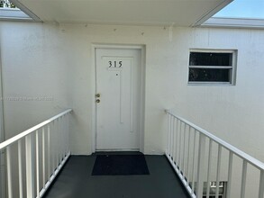 4215 N University Dr in Sunrise, FL - Building Photo - Building Photo