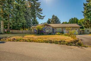 10626 NE Knott St in Portland, OR - Building Photo