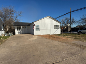2102 Webster St in San Angelo, TX - Foto de edificio - Building Photo