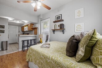 792 Grove St in Manchester, NH - Foto de edificio - Building Photo