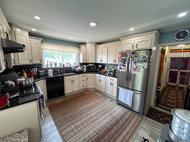 248 Park St, Unit 1 in Medford, MA - Foto de edificio - Building Photo