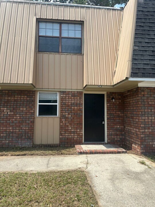 902 W Pine St in Hinesville, GA - Building Photo
