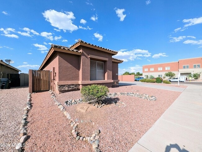 1530 E Branham Ln in Phoenix, AZ - Foto de edificio - Building Photo
