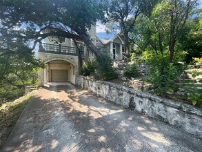 804 Ledgeway E in West Lake Hills, TX - Building Photo - Building Photo