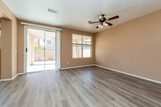 2613 E Cliff Lodge Ave in North Las Vegas, NV - Foto de edificio - Building Photo