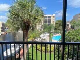 11 Royal Palm Way in Boca Raton, FL - Building Photo
