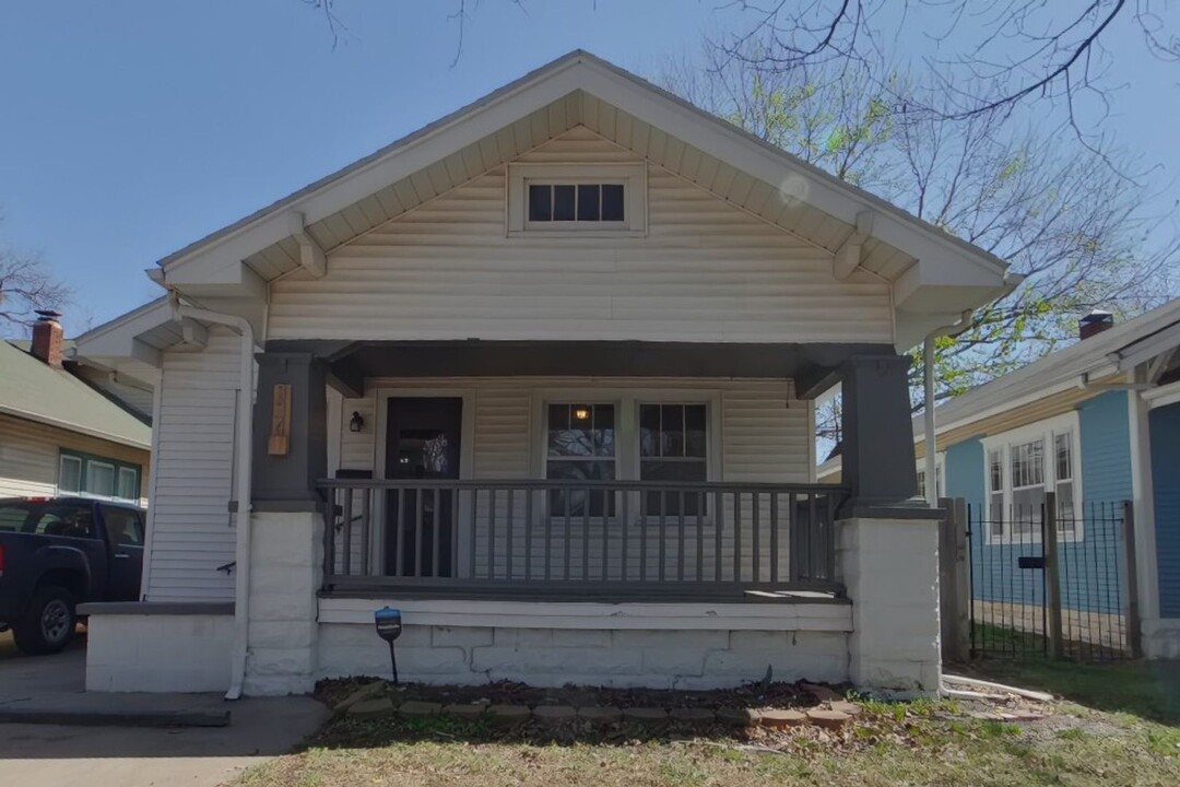 334 S Estelle St in Wichita, KS - Building Photo