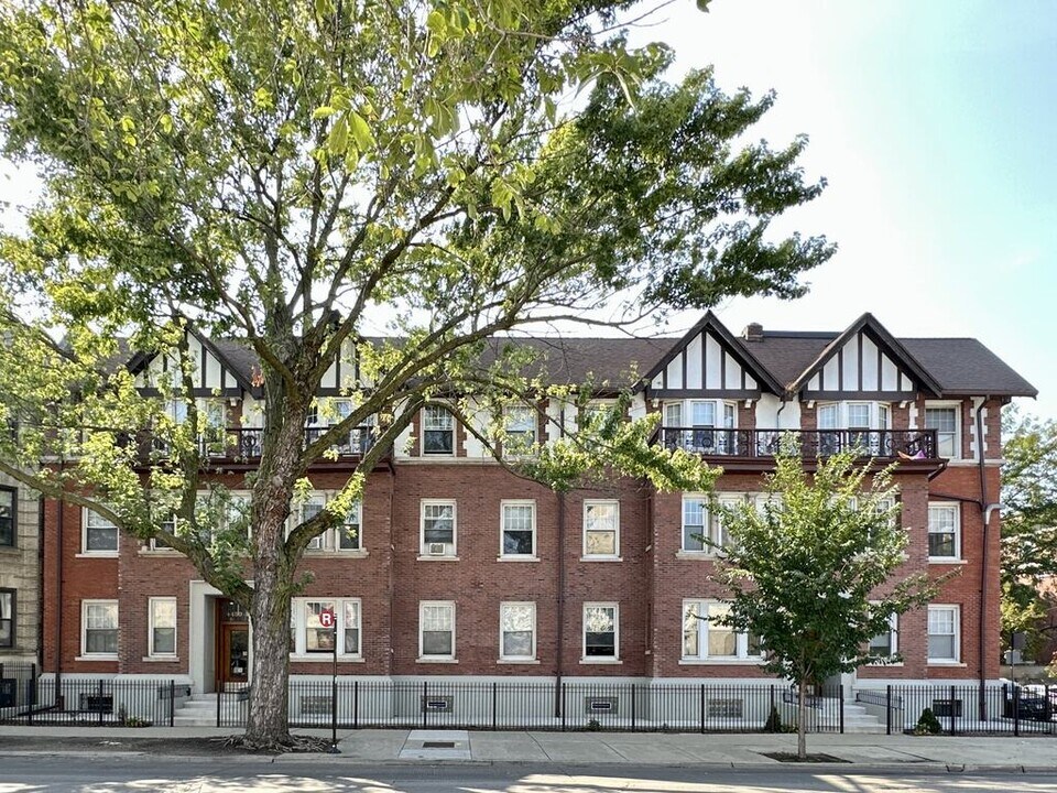4452 N Sheridan Rd, Unit M08H in Chicago, IL - Building Photo