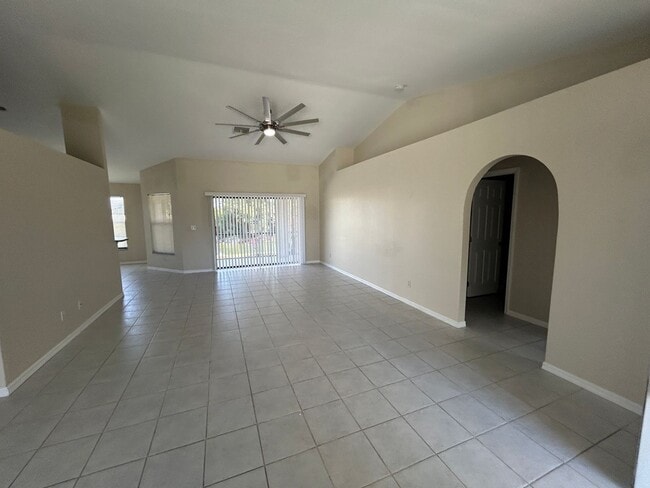 427 SE 16th St, Unit 155A in Cape Coral, FL - Foto de edificio - Building Photo