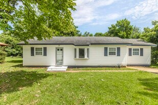 222 Lawn St in Fort Valley, GA - Building Photo