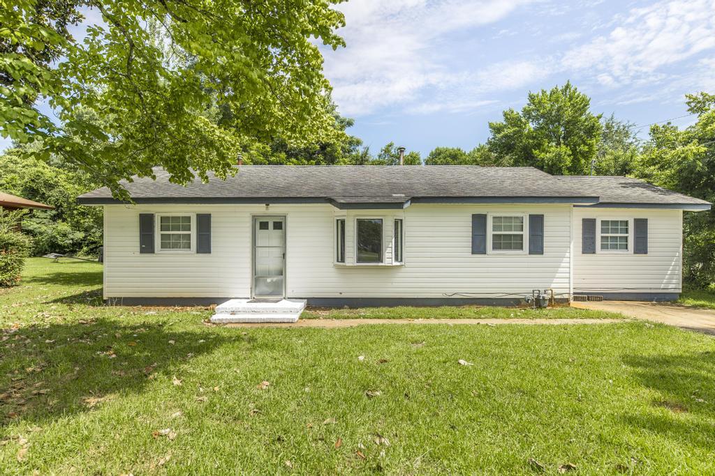 222 Lawn St in Fort Valley, GA - Building Photo