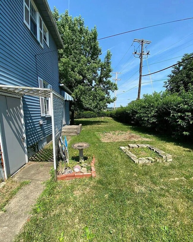 702 Manning Ave in McKeesport, PA - Foto de edificio - Building Photo