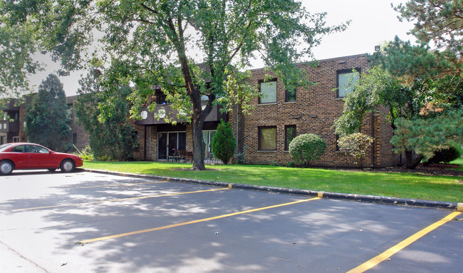 Pleasant Run Condo in Wheeling, IL - Building Photo - Building Photo