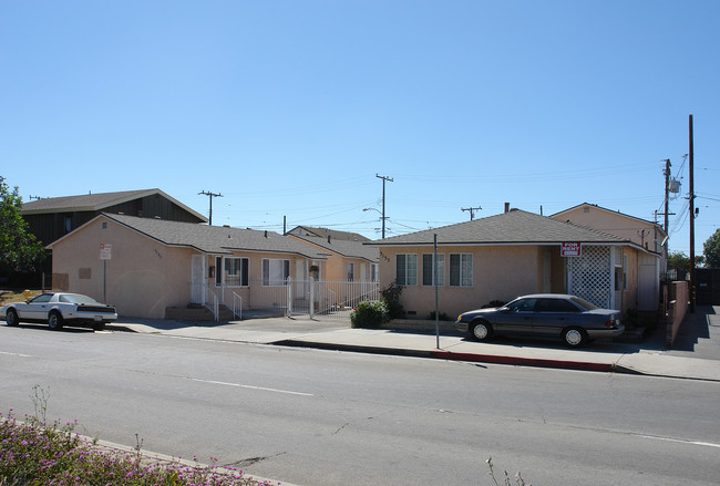 Saviers Apartments in Oxnard, CA - Foto de edificio - Building Photo