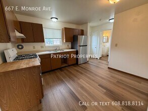 667 E Monroe Ave in Hartford, WI - Foto de edificio - Building Photo