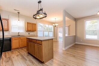 9718 Rhodes Ln in Avon, IN - Foto de edificio - Building Photo