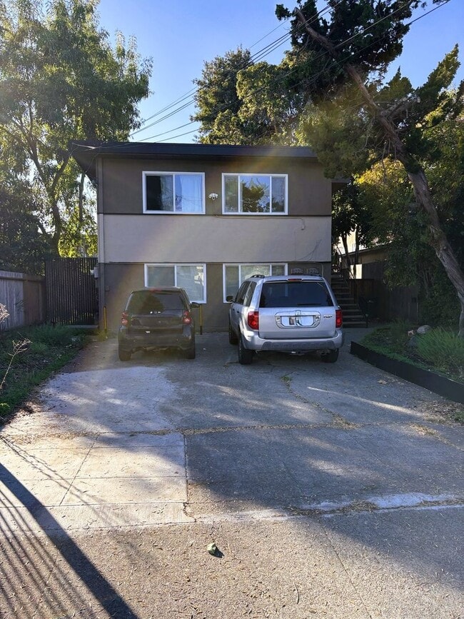 8225-8227 Dowling St in Oakland, CA - Building Photo - Building Photo