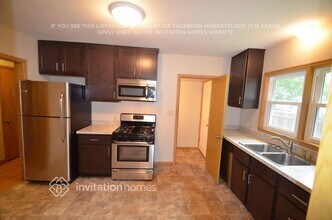 3058 NE Stinson Blvd in Minneapolis, MN - Foto de edificio - Building Photo