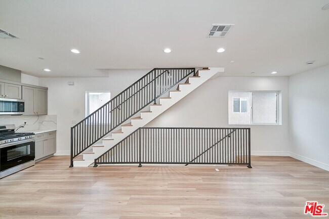 1108 Queen Anne Pl in Los Angeles, CA - Building Photo - Building Photo