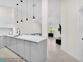 9779 NW 76th Ct in Tamarac, FL - Foto de edificio - Building Photo