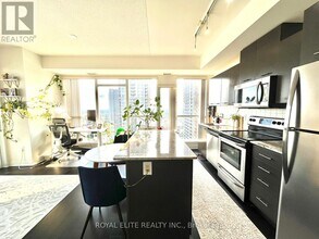 360-2360 Square One Dr in Mississauga, ON - Building Photo - Building Photo