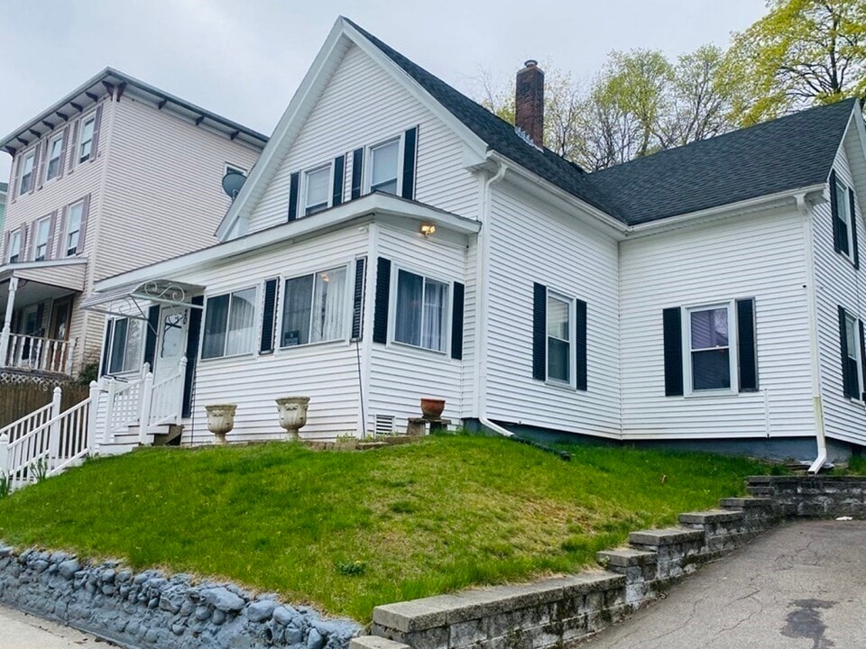 20 Crystal St in Worcester, MA - Building Photo