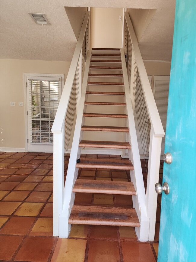 25 W Perry Ln in Savannah, GA - Building Photo - Building Photo