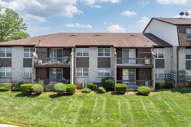 Gill Lane in Iselin, NJ - Foto de edificio - Building Photo