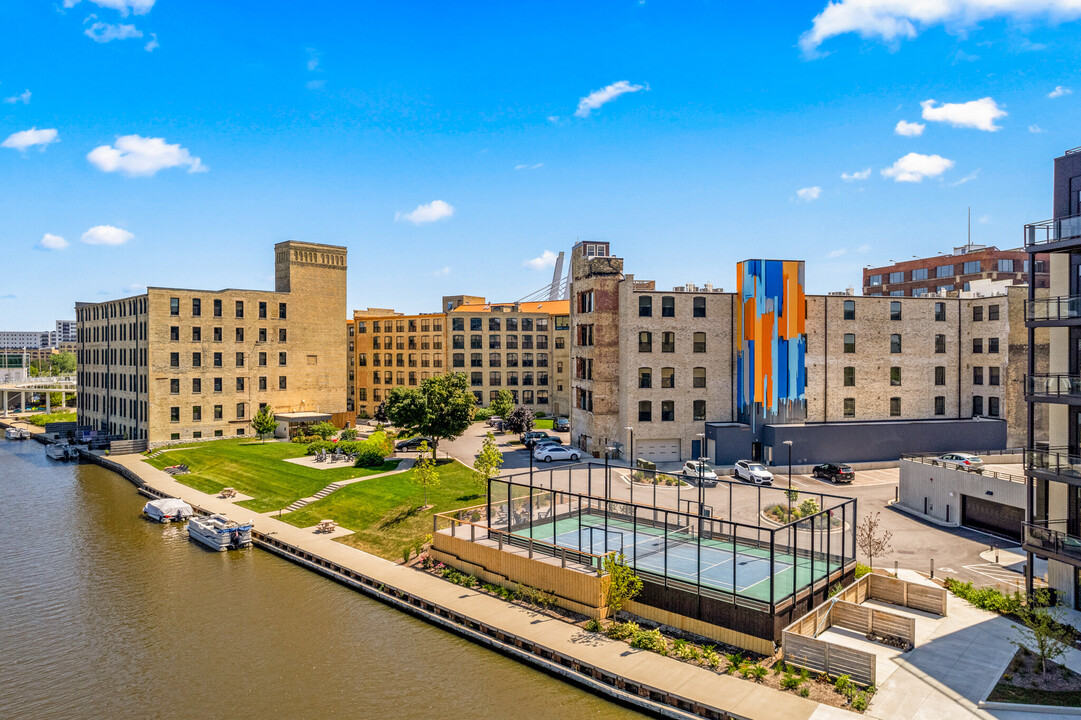 River Place Lofts in Milwaukee, WI - Foto de edificio