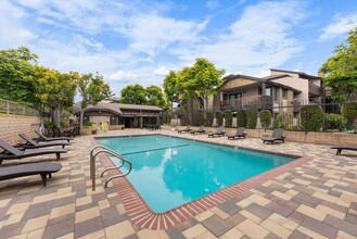 Beachpoint Apartments in Huntington Beach, CA - Foto de edificio - Building Photo