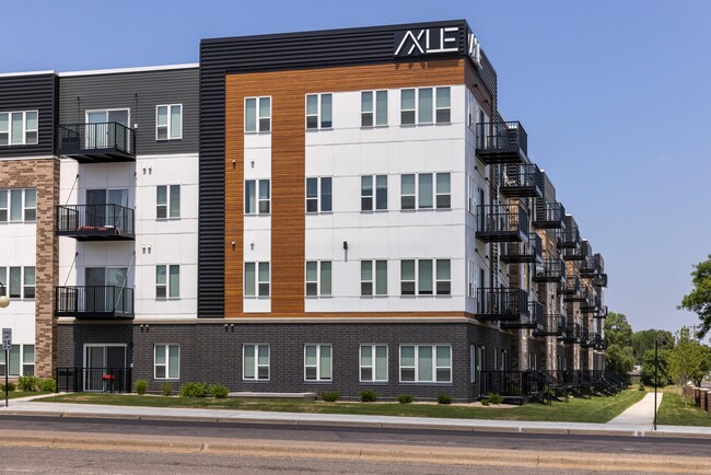 Axle Apartments in Fridley, MN - Foto de edificio - Building Photo