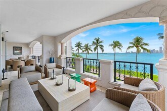 5325 Fisher Island Dr in Miami Beach, FL - Foto de edificio - Building Photo