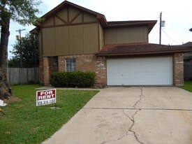 5 Dallas Ct in Angleton, TX - Building Photo
