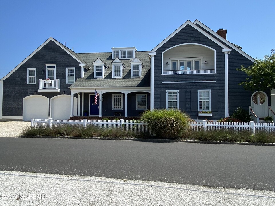 1081 Barnegat Ln in Mantoloking, NJ - Foto de edificio