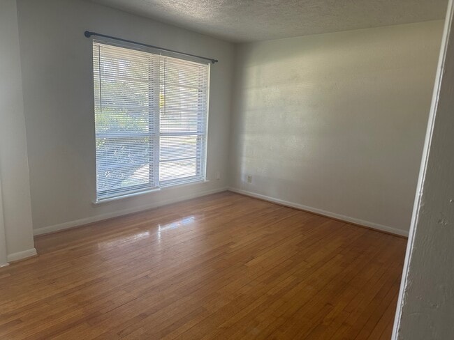 319 Chestnut St in Lake Jackson, TX - Building Photo - Building Photo