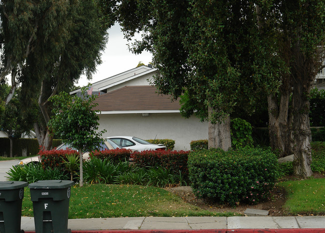 2546 Santa Ana Ave in Costa Mesa, CA - Foto de edificio - Building Photo