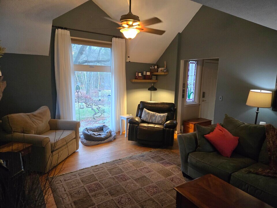13 Blunt Dr in Derry, NH - Building Photo