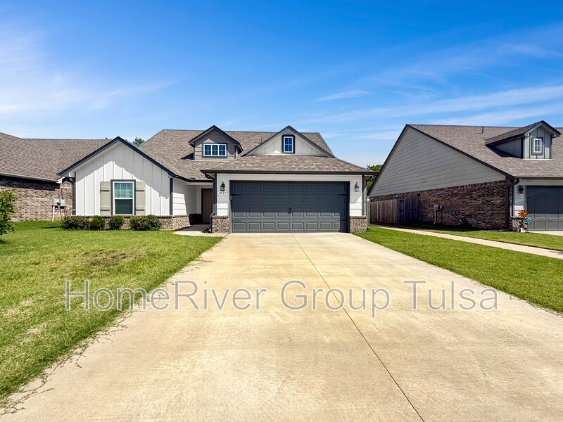 10213 S 233rd E Pl in Broken Arrow, OK - Building Photo